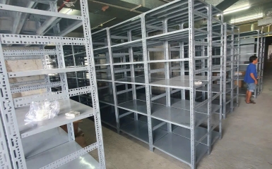                              Có thể thay đổi khoảng cách giữa các tầng kệ không?                         