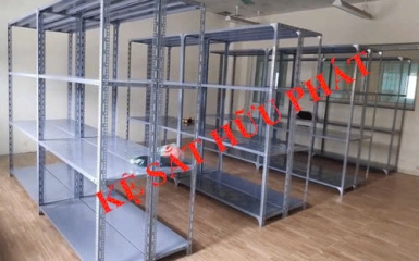                              So sánh kệ sắt sơn tĩnh điện với kệ sắt thông thường                        